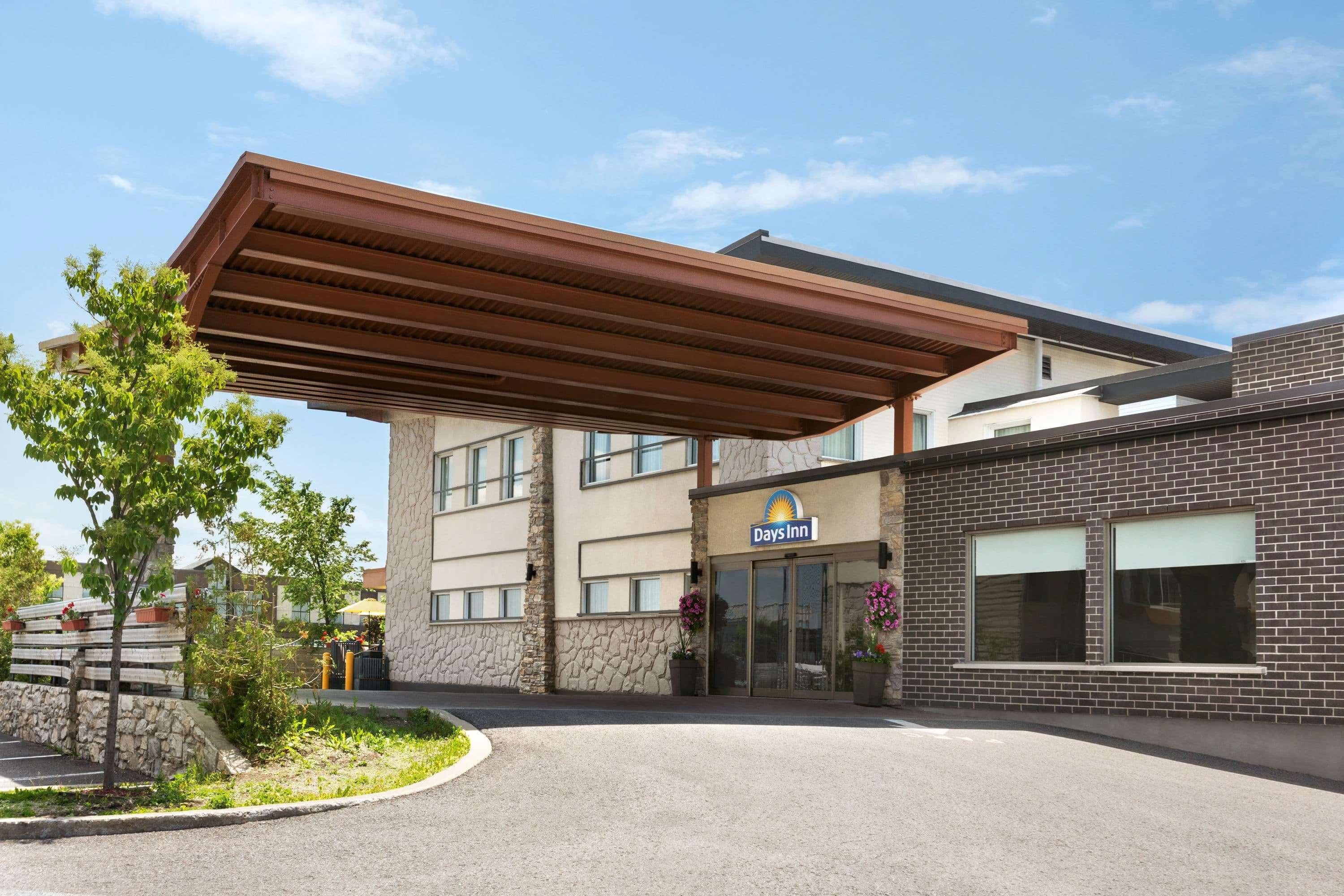 Days Inn By Wyndham Montreal East Exterior photo