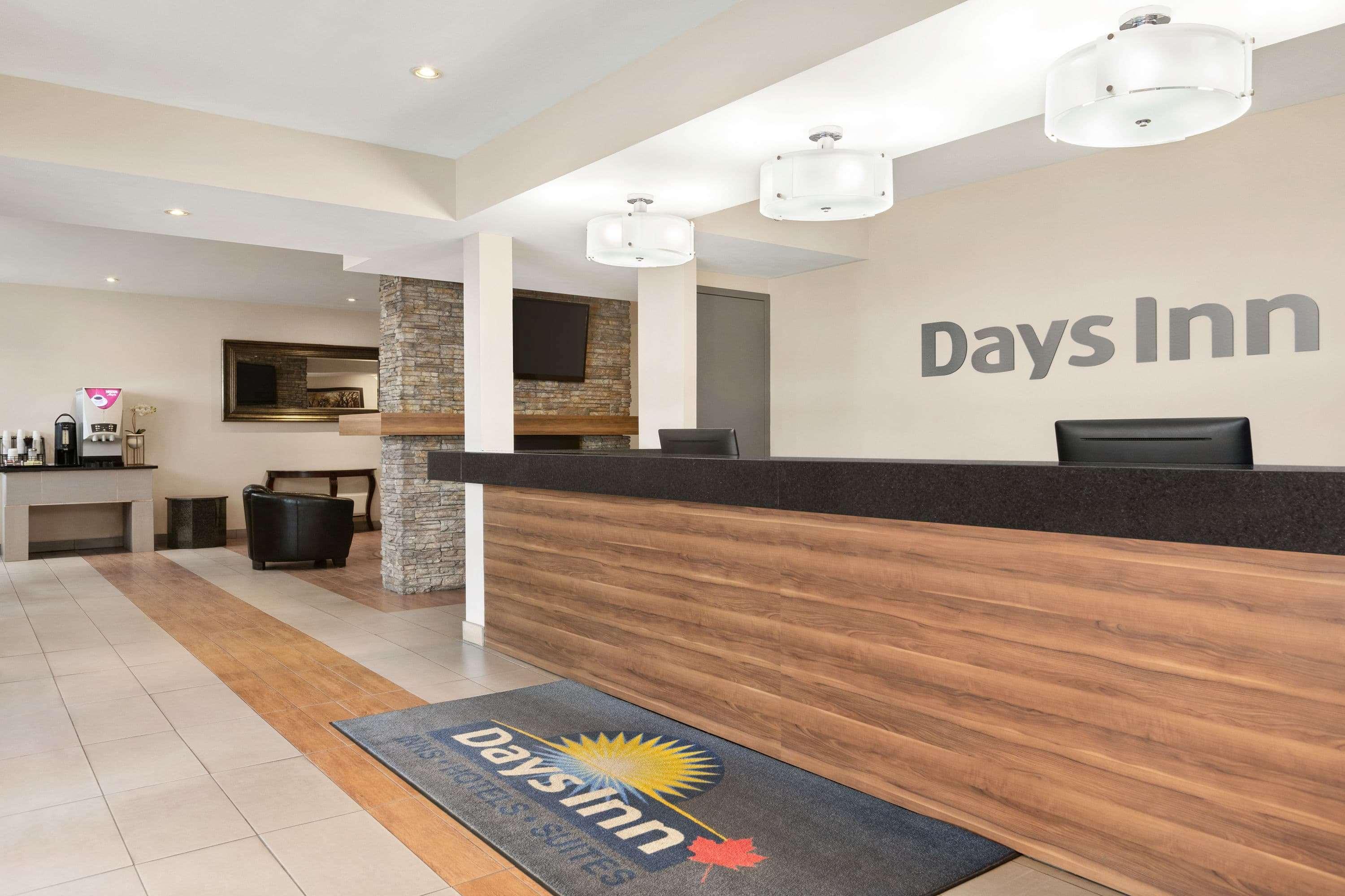 Days Inn By Wyndham Montreal East Exterior photo