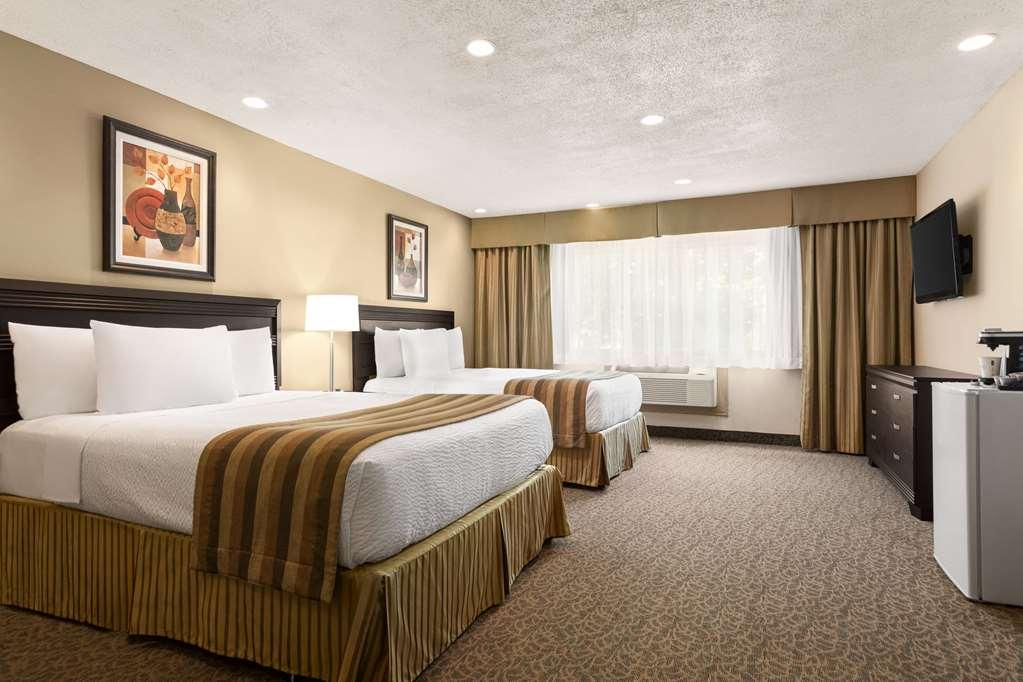 Days Inn By Wyndham Montreal East Room photo