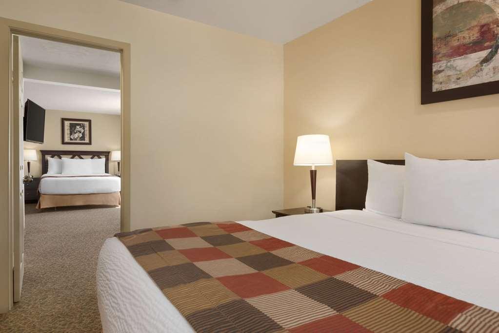 Days Inn By Wyndham Montreal East Room photo
